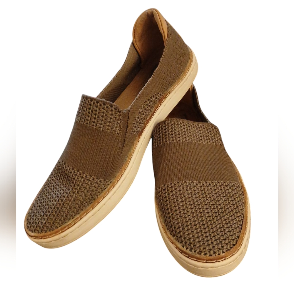 UGG Sammy Sneaker. Womens.  Color: Olive.  Size 6.5